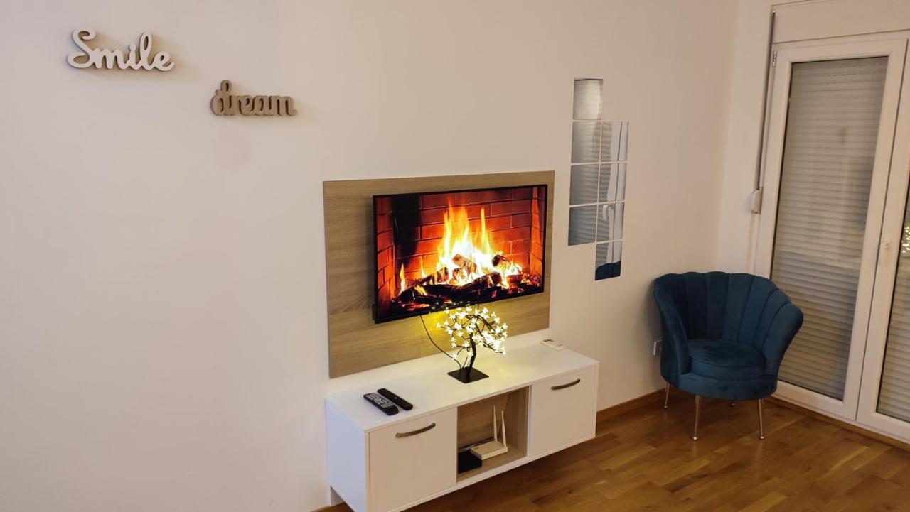 Apartmani Stari Aerodrom Podgoriţa Exterior foto